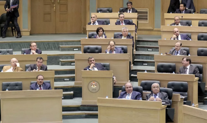 النواب يناقش في جلسة رقابية عددا