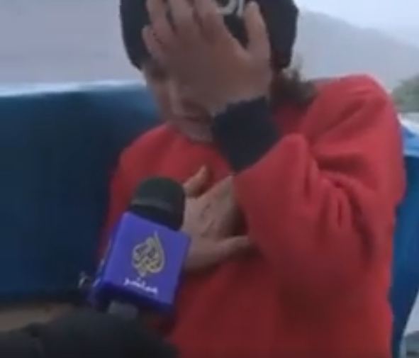 طفلة سورية تبكي أمام الكاميرا من