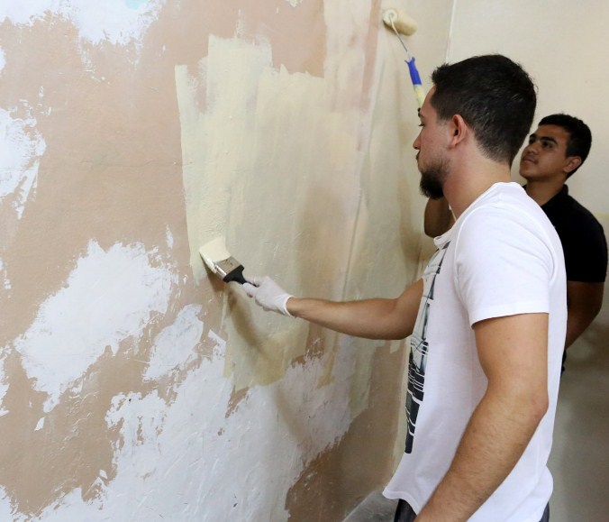 الأمير الحسين يفاجئ شبابا ويشاركهم بترميم