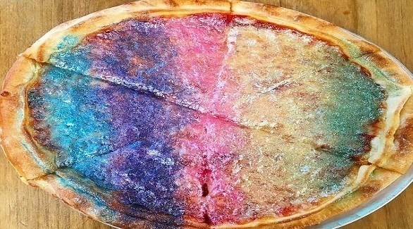 مطعم يخبز أول بيتزا مزيّنة بألوان