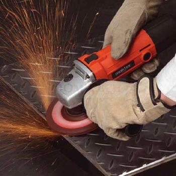 بتر اصبع عشريني أثناء استخدامه أداة