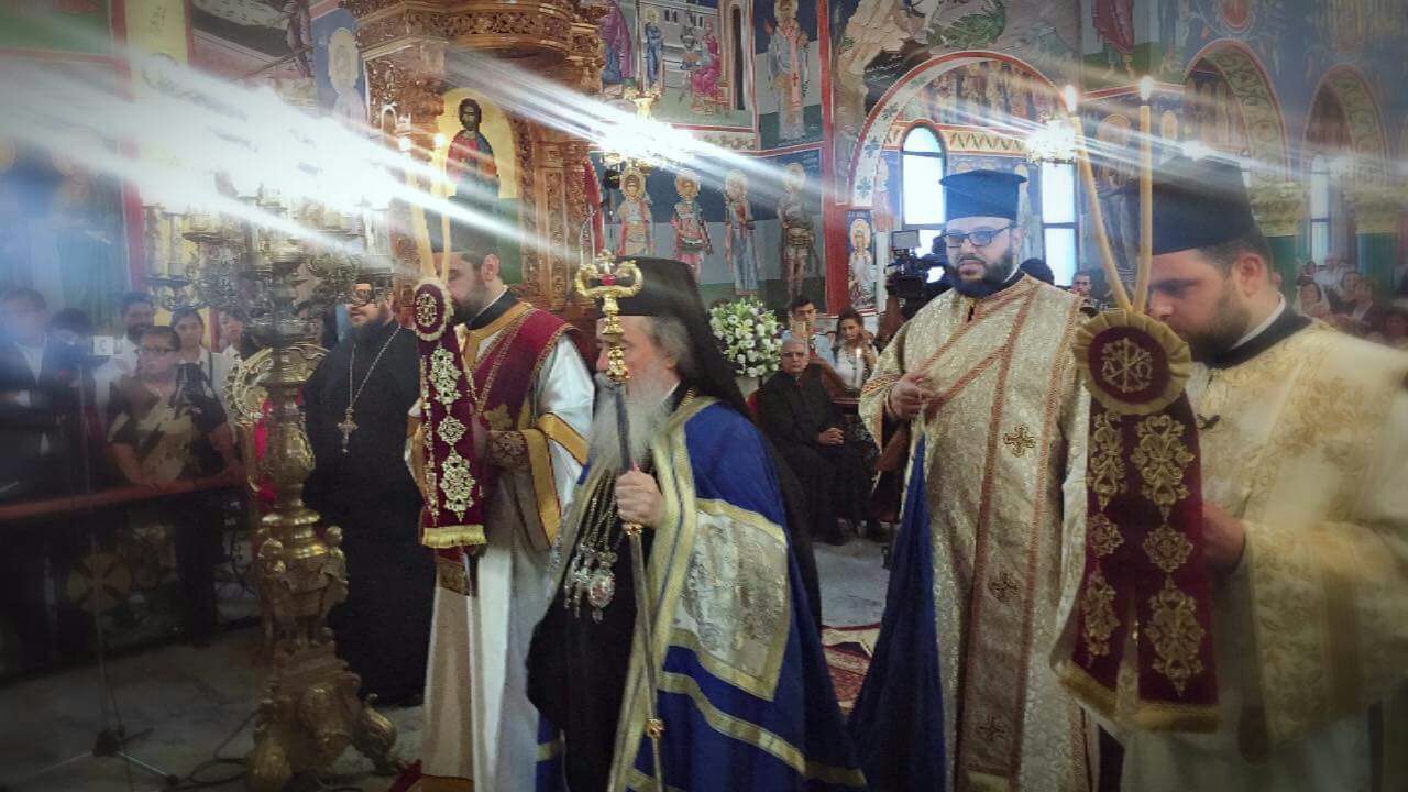 البطريرك ثيوفيلوس الثالث يسلم إدارة شؤون