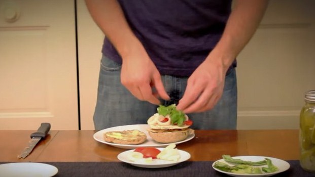 ألماني يسمم 21 زميلا له بسندويشات