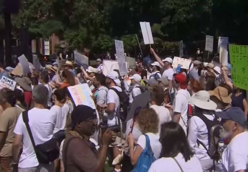 احتجاجات شعبية في جميع أرجاء أمريكا