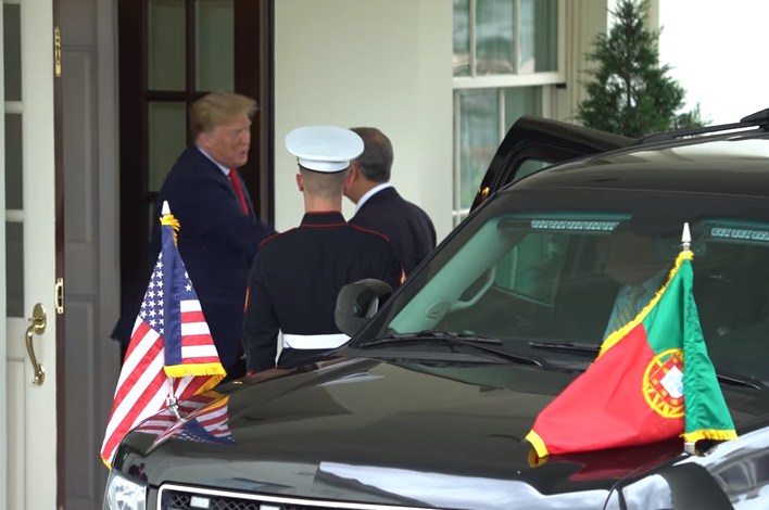 فيديو .. الرئيس البرتغالي يهز ترامب