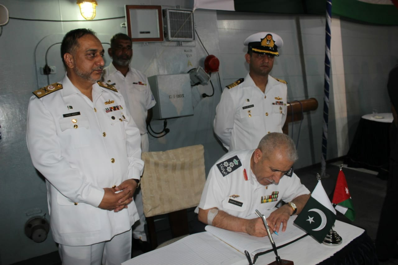 لماذا زارت السفينة البحرية الباكستانية ASLAT