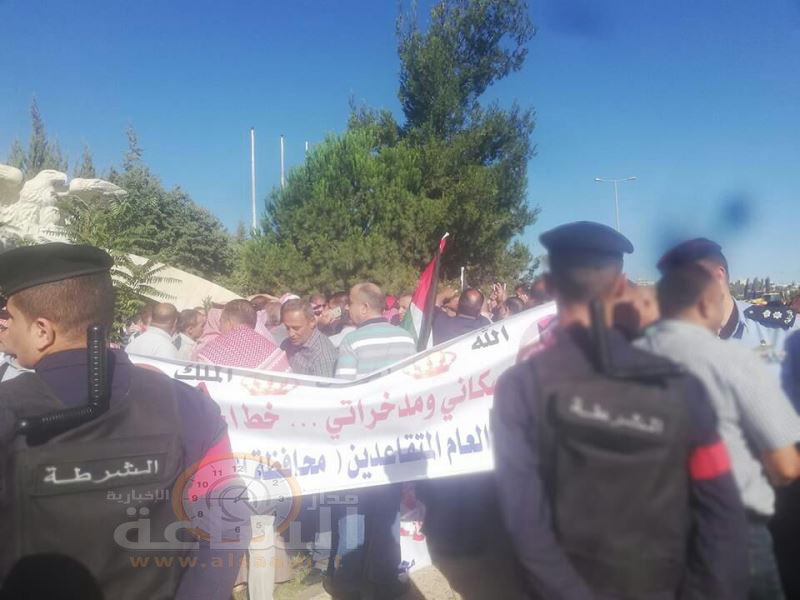 ضباط أمن متقاعدون يعتصمون في دابوق