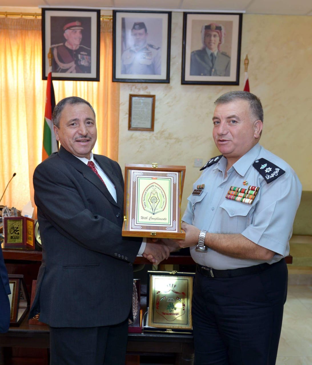 الحوراني يكرّم مدير دفاع مدني الطفيلة