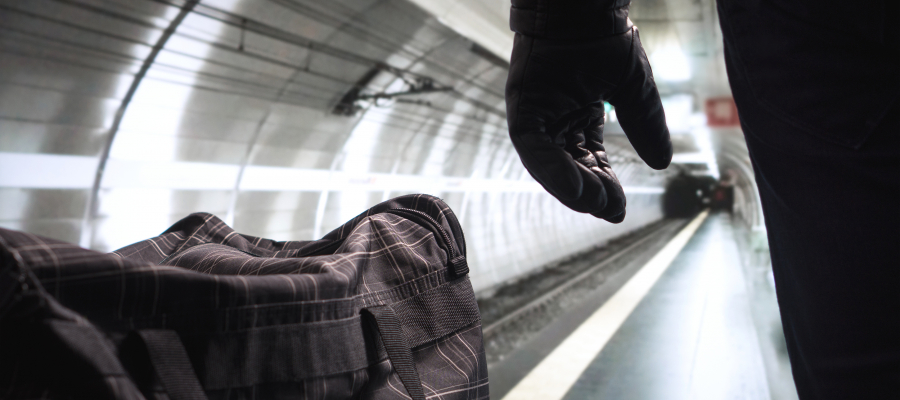 انتحار في المترو .. طالبة تلقي