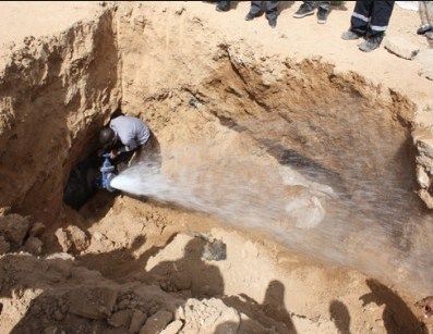 تعطل خط مياه الديسي يتسبب بهدر