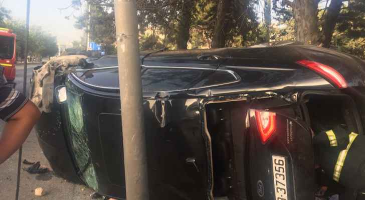 بالصور.. اصابة شخص بانقلاب مركبة في
