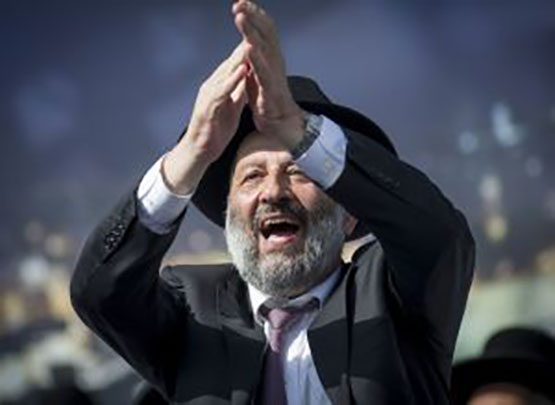 (فيديو) وزير إسرائيلي يستعين بـالبصل.. لماذا