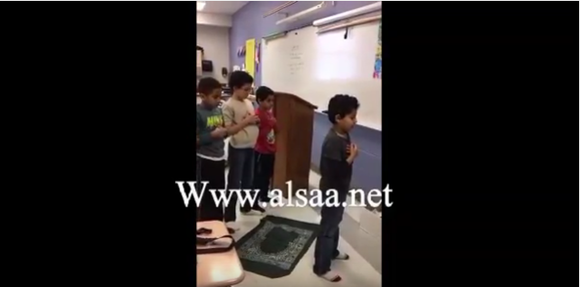 طفل أردني يؤم المصلين في مدرسة