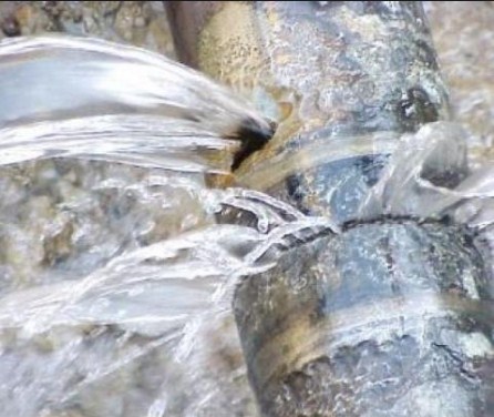 ضبط اعتداء على خط مياه في