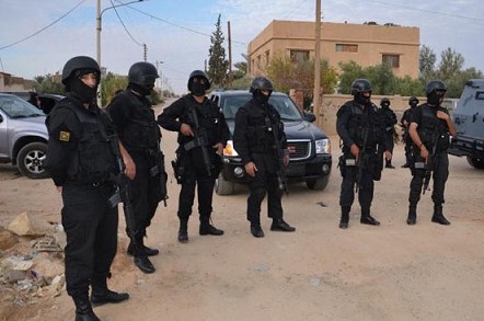 ضبط عربي مطلوب بجريمة قتل وبحوزته