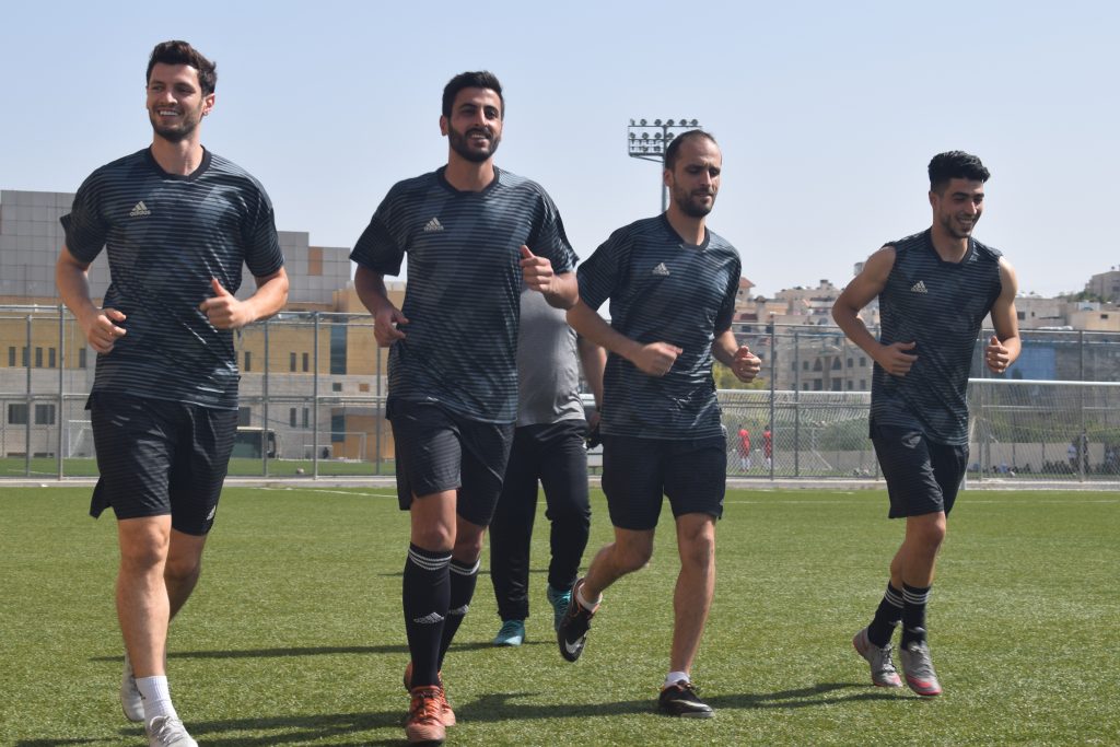 الجهاز الفني لمنتخب الكرة يشرف على