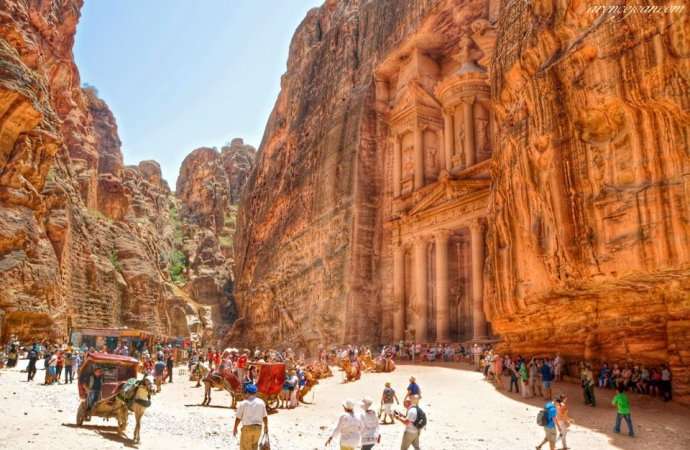 احتفالات ضخمة بذكرى اختيار البترا إحدى