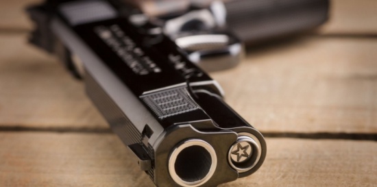 العثور على شخص متوفيا ومصابا بعيار