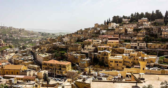 بلدية السلط تزيل شرفة منزل ايلة