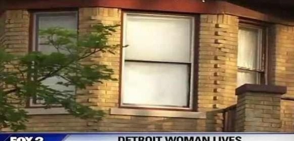 تعيش مع جثة ابنتها المتوفاة منذ