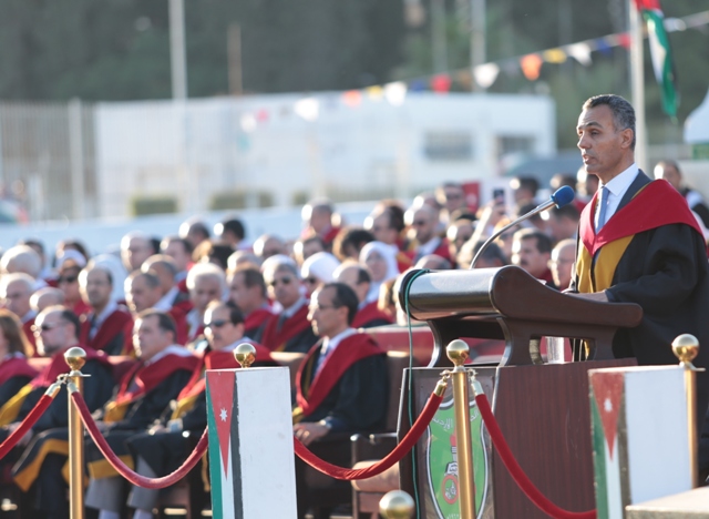 الجامعة الأردنية تخرّج 835 طالبا من