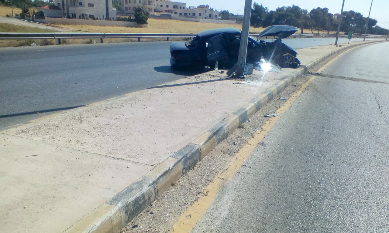 إصابتان بصدم مركبة لعامود إنارة على
