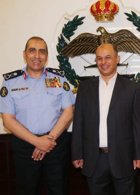 الحمود يكرم عضو هيئة تدريس في