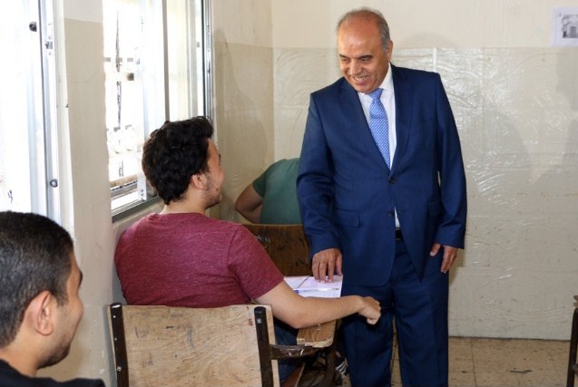 محافظة يتفقد قاعات التوجيهي بالمزار الجنوبي