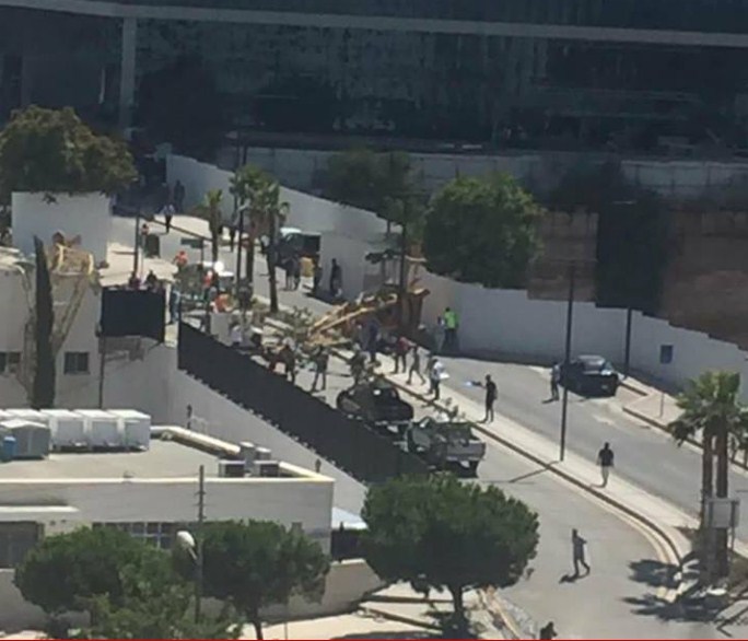 4 اصابات اثر سقوط رافعة من