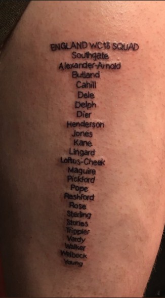 شاهد.. مشجع إنجليزي ينفذ وعده بوشم