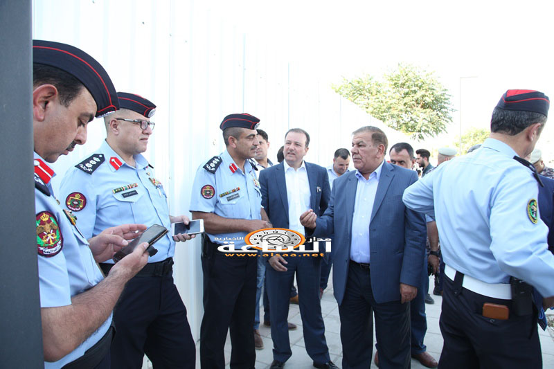 مسؤولون في موقع سقوط رافعة إنشاءات