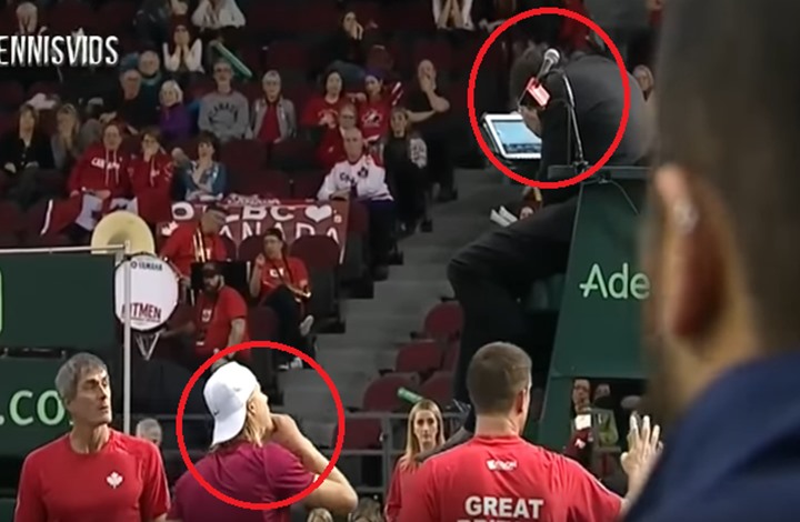 لاعب تنس يوجه ضربة قوية للحكم