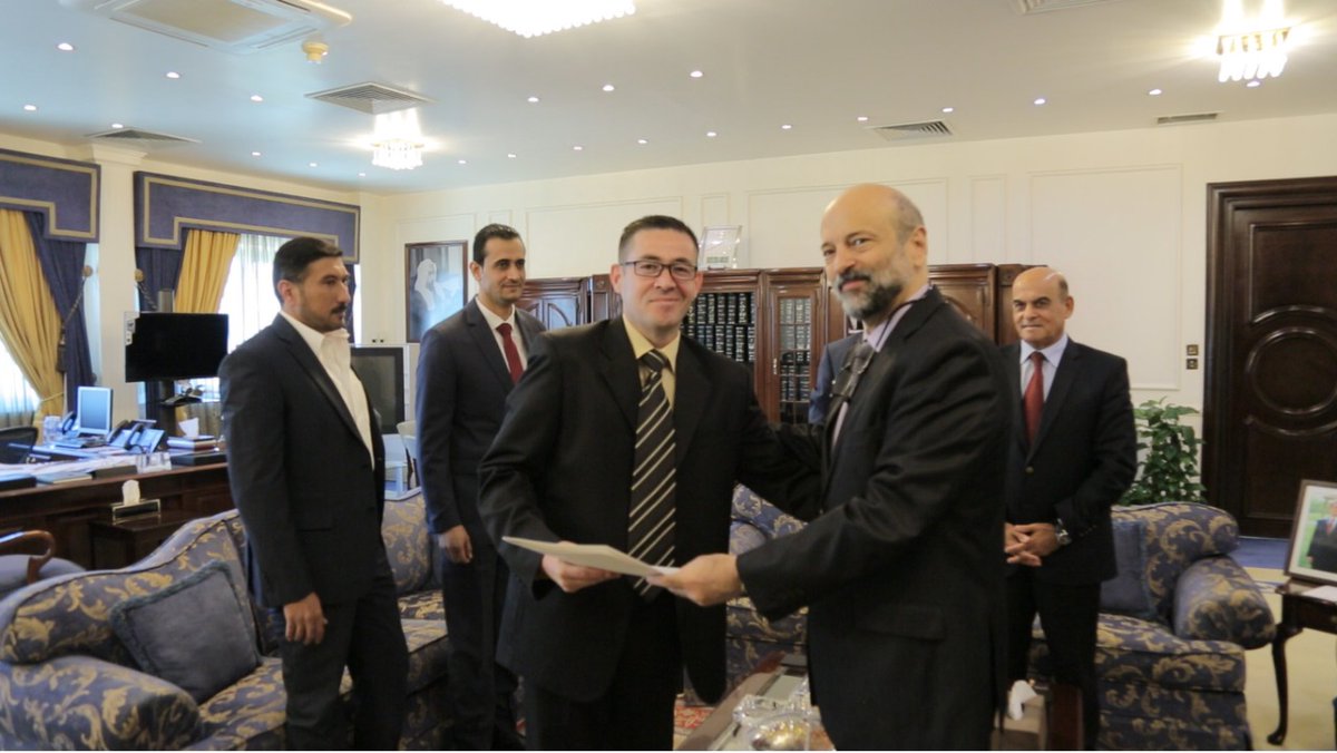 الرزاز يكرم فريق تحقيق من هيئة