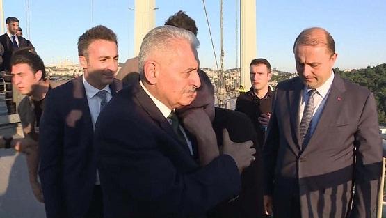 تركيا: رئيس الوزراء يثني مواطنا عن