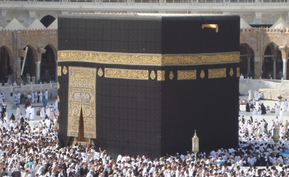 طفل يبكي بعد رؤيته الكعبة لأول