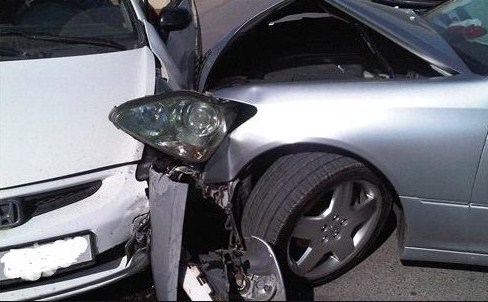 إصابة شخصين اثر حادث تصادم في