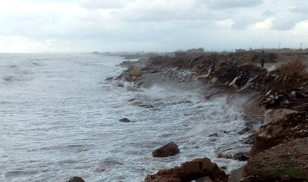 بالفيديو: ينجو بأعجوبة بعد تساقط الصخور