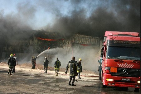 الدفاع المدني يخمد حريق مخلفات بلاستيكية