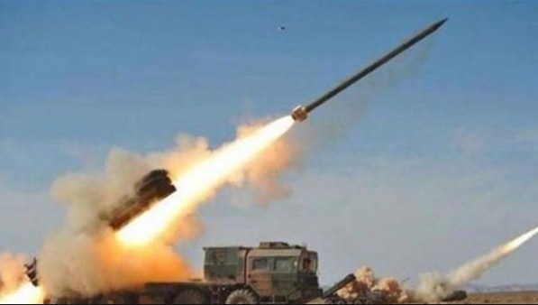 الحوثيون يعلنون إطلاق صاروخ باتجاه مدينة
