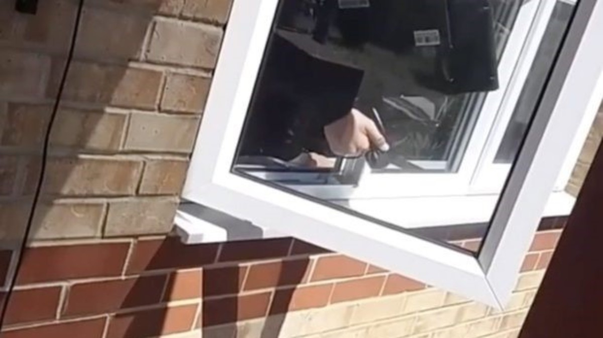 لص ينشر سرقاته على الانترنت ويستشير