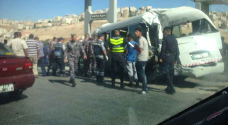 17 إصابة بحادث تصادم على اوتستراد