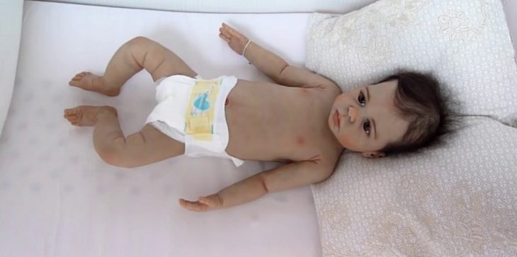 كيف دخلت الدمية الشبيهة بالبشر إلى