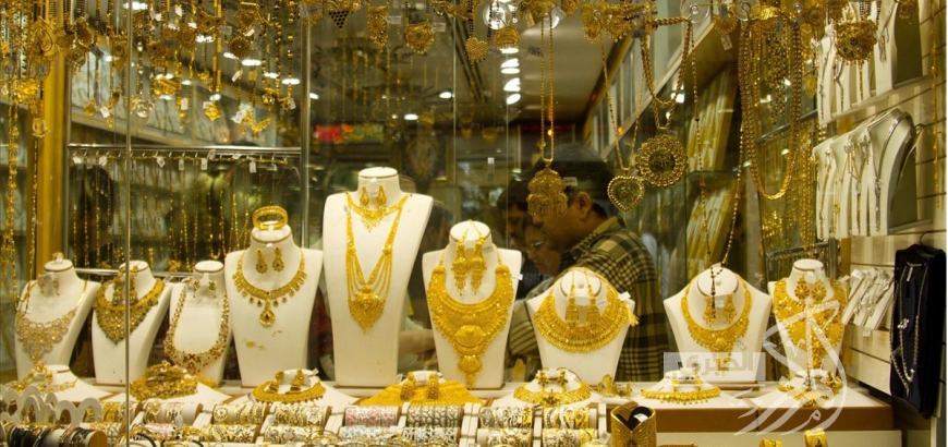 تراجع عقود الذهب لأدنى مستوى في