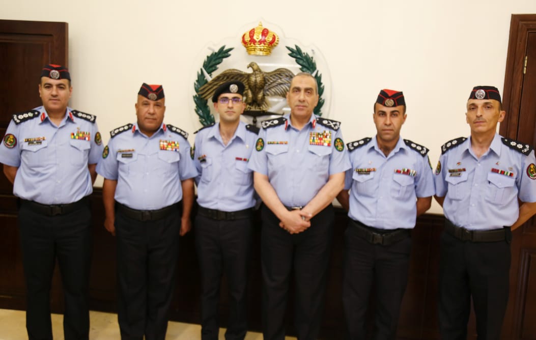 الحمود يكرم عددا من مرتبات الامن