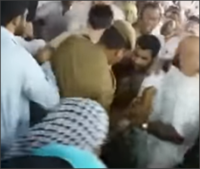 فيديو.. رجل حاول إحراق نفسه عند