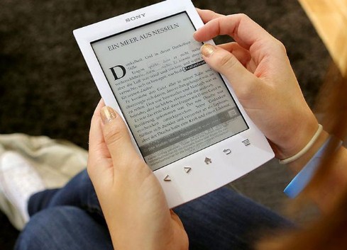 رئيس اتحاد الناشرين يدعو الى محاربة