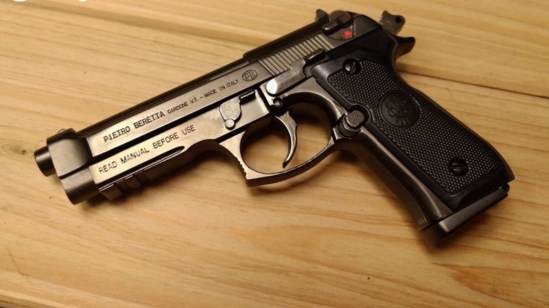 فتاة تشهر سلاحا في محكمة غرب