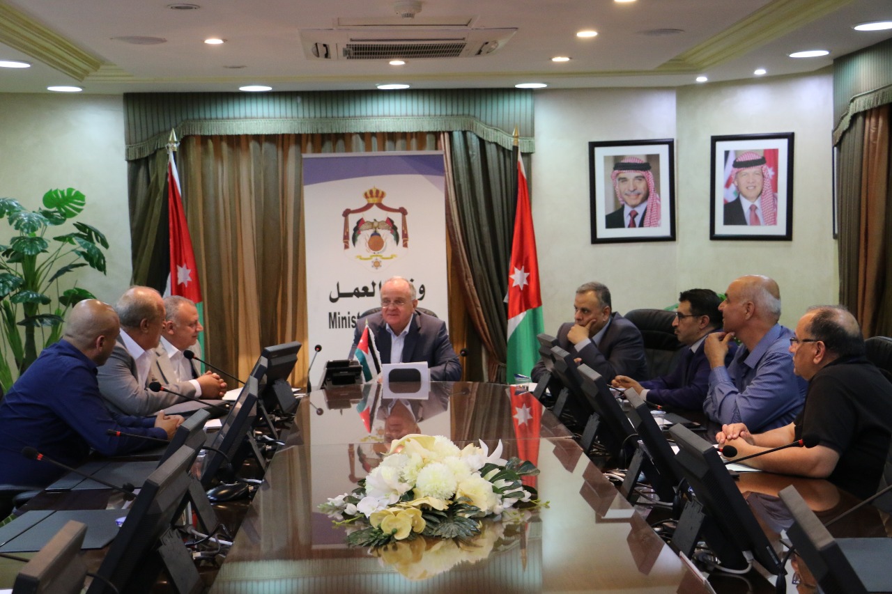 العمل توقع اتفاقية انشاء فرع انتاجي