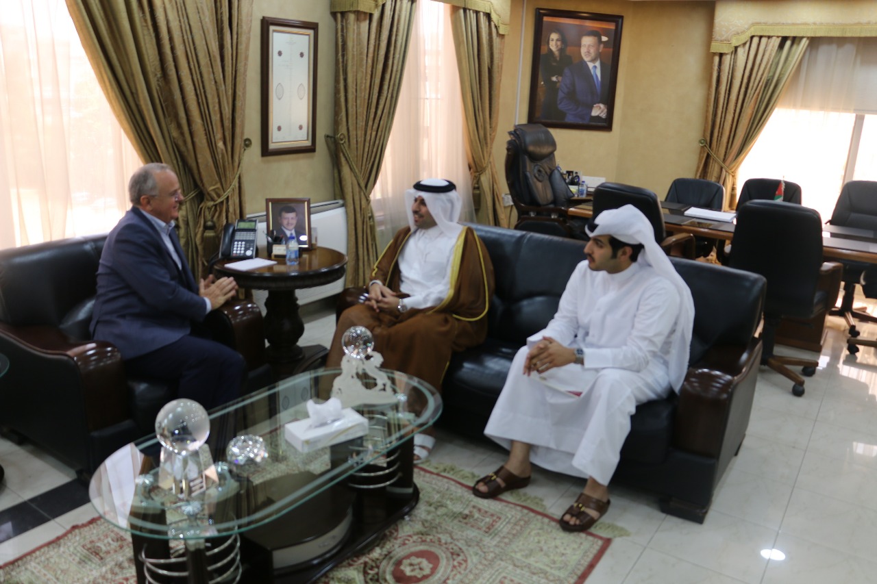 وزير العمل يتلقى دعوة لزيارة قطر