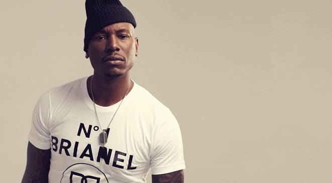 ممثل أمريكي يواجه حظر ترامب بزي